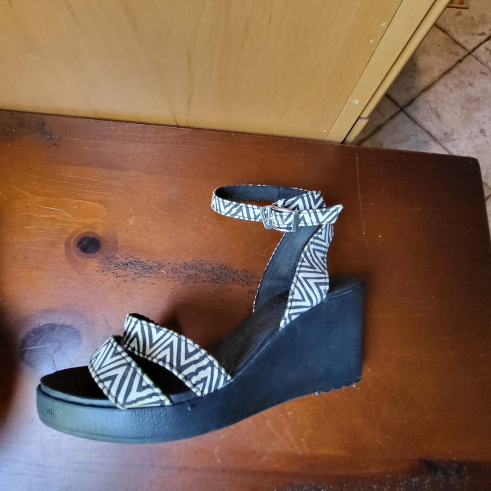 NEW CROCS Black and White Geometric Platform Sandals 9W